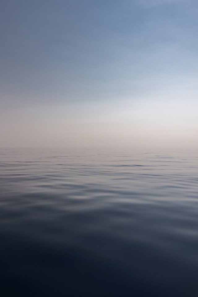 Морская гладь на фоне голубого неба