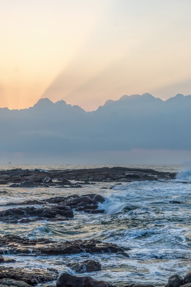 Восход солнца в облаках над морем