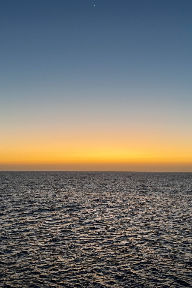 Закат солнца на горизонте над морем