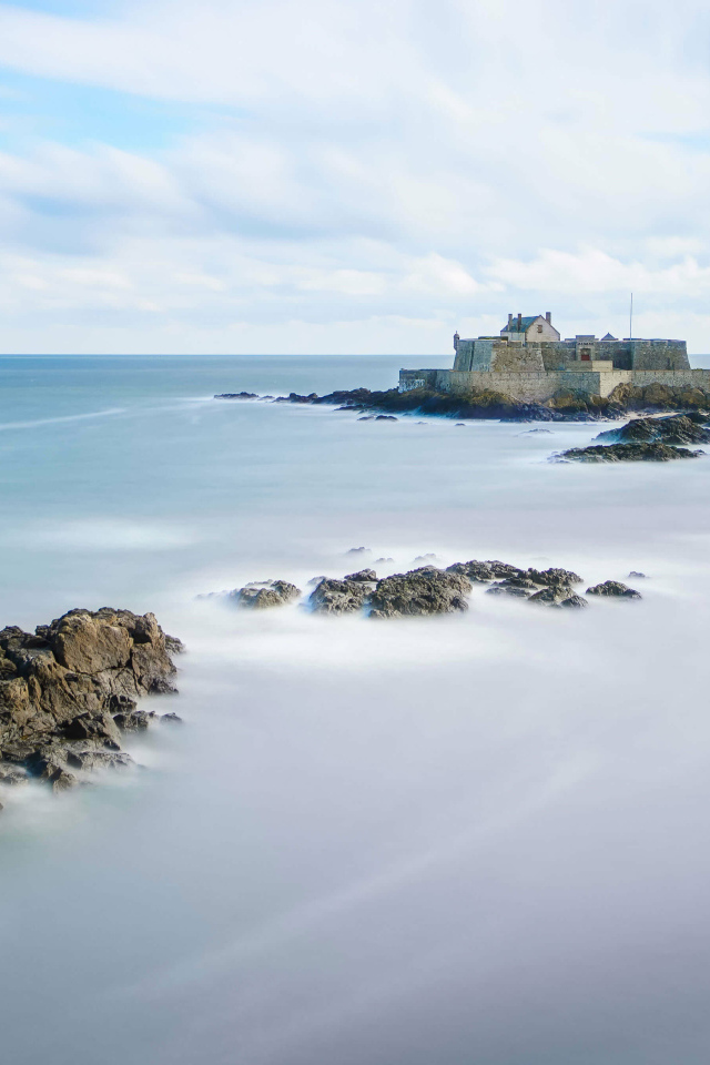 Крепость стоит на острове в море