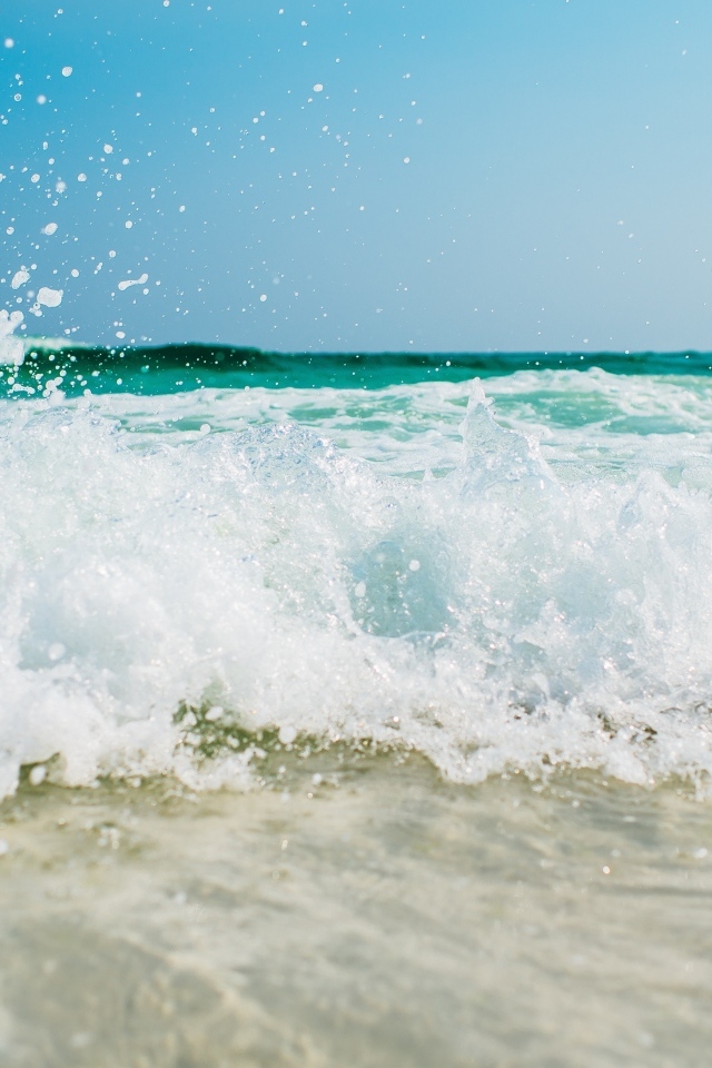 Белые бушующие волны на берегу