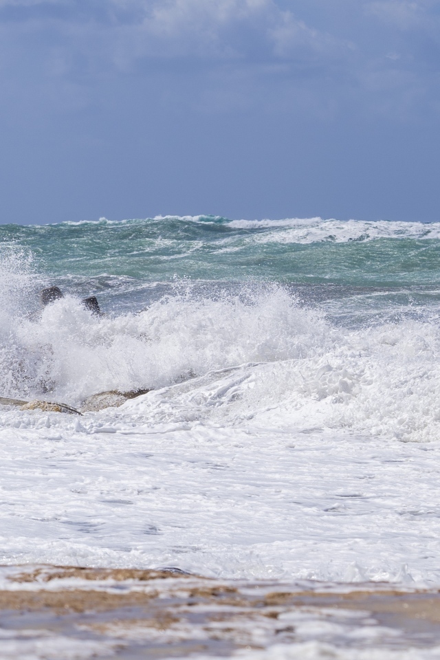 Белая морская пена на берегу моря