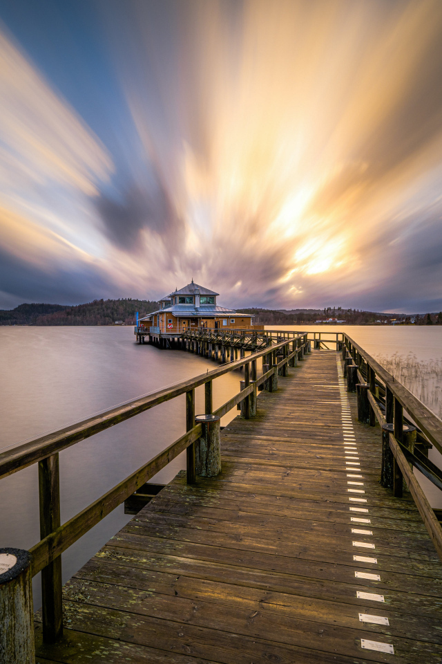 Деревянный пирс у моря на закате