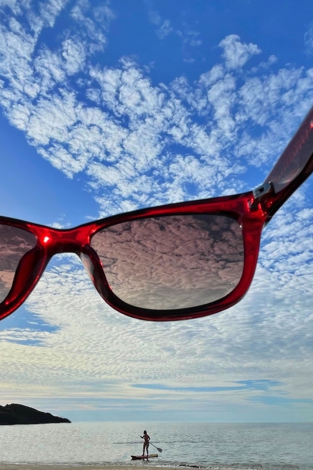 Солнечные очки на фоне неба летом