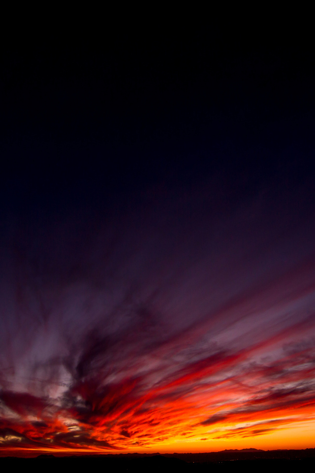 Красивый красный закат в темном небе