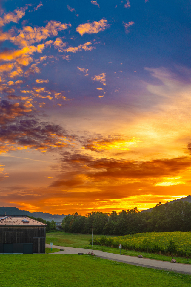 Красивое небо на закате солнца над домом