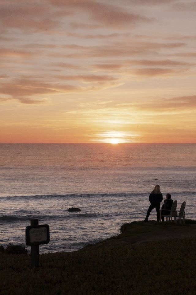 Красивый закат летнего солнца над морем