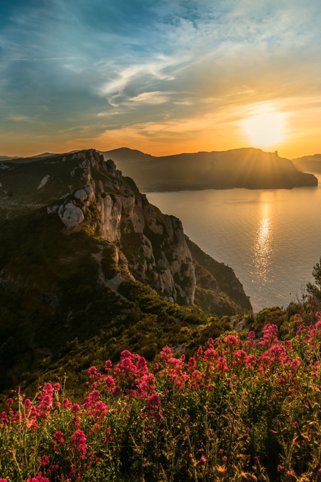 Красивый рассвет солнца над горами летом