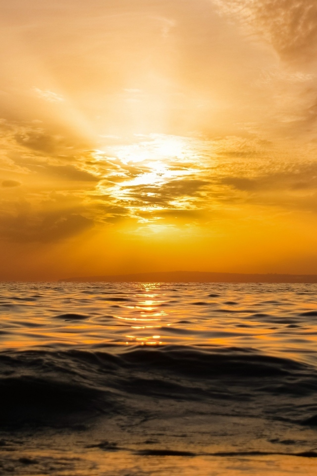 Красивый закат яркого солнца над морем