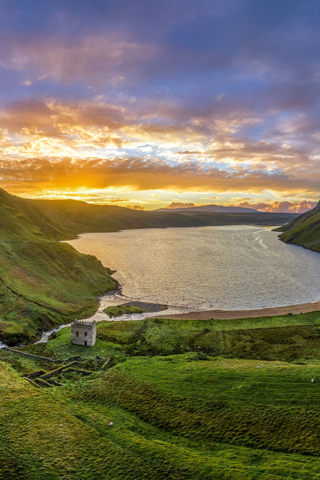 Красивый закат солнца над горным озером