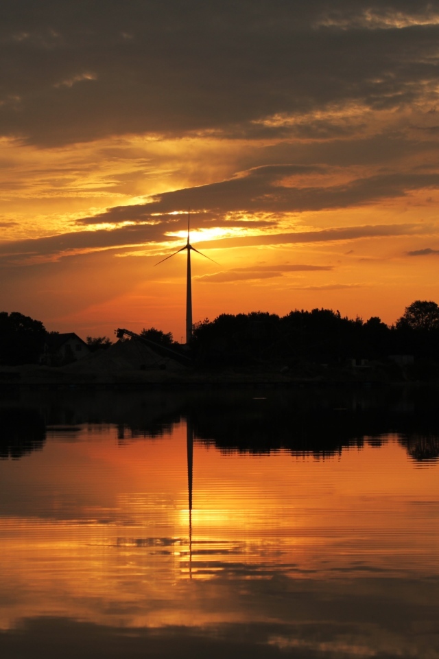 Красивый закат солнца отражается в озере