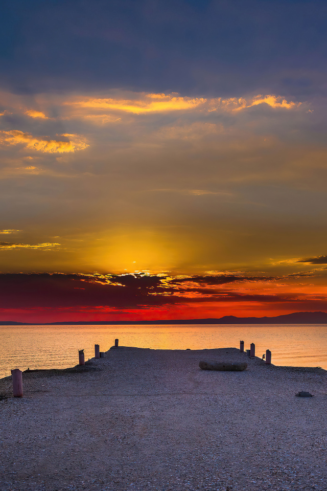 Мост у морского залива на закате солнца