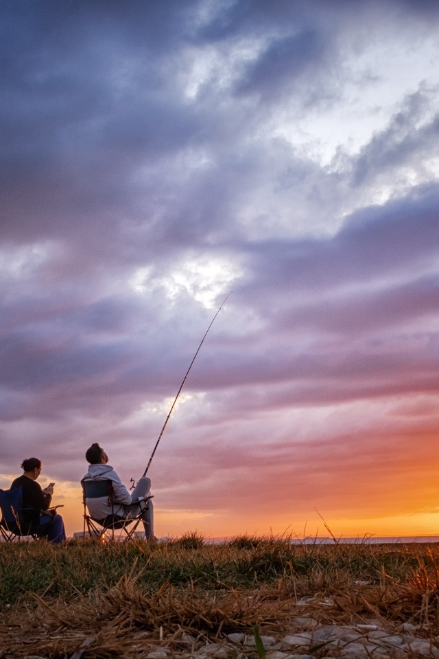 Рыбалка на закате яркого летнего солнца