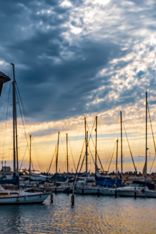 Фонарь у причала на закате