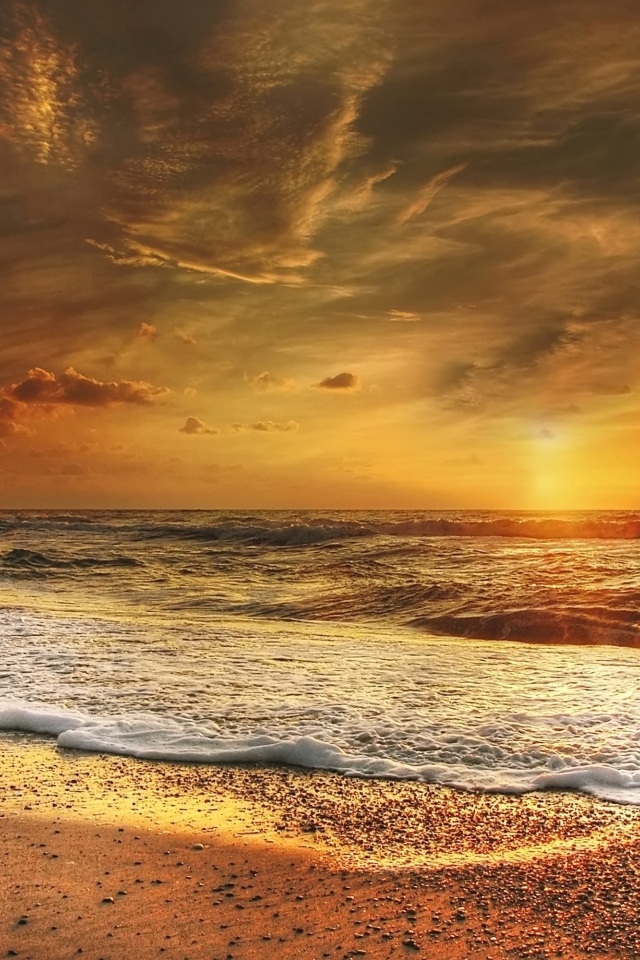 Закат солнца в небе у морского побережья