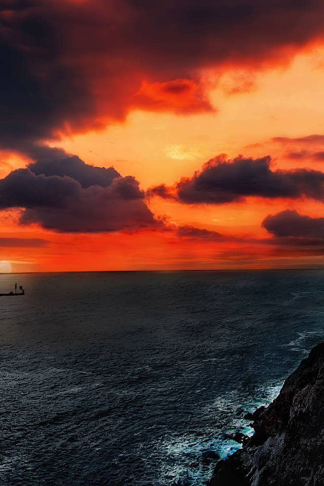 Красный закат солнца окутал спокойное море