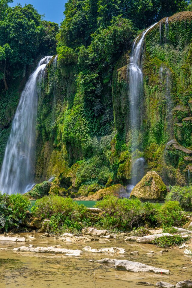 Красивые водопады стекают по склону горы