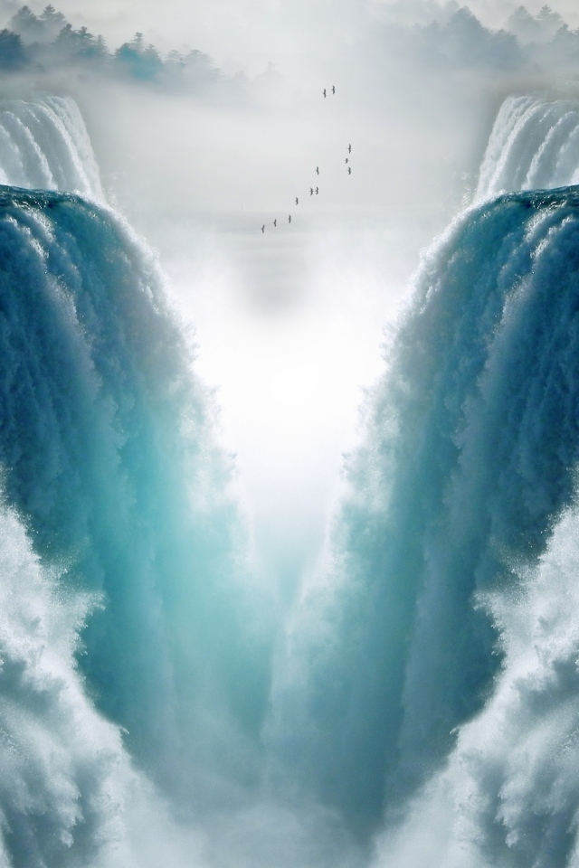 Невероятный бушующий водопад 