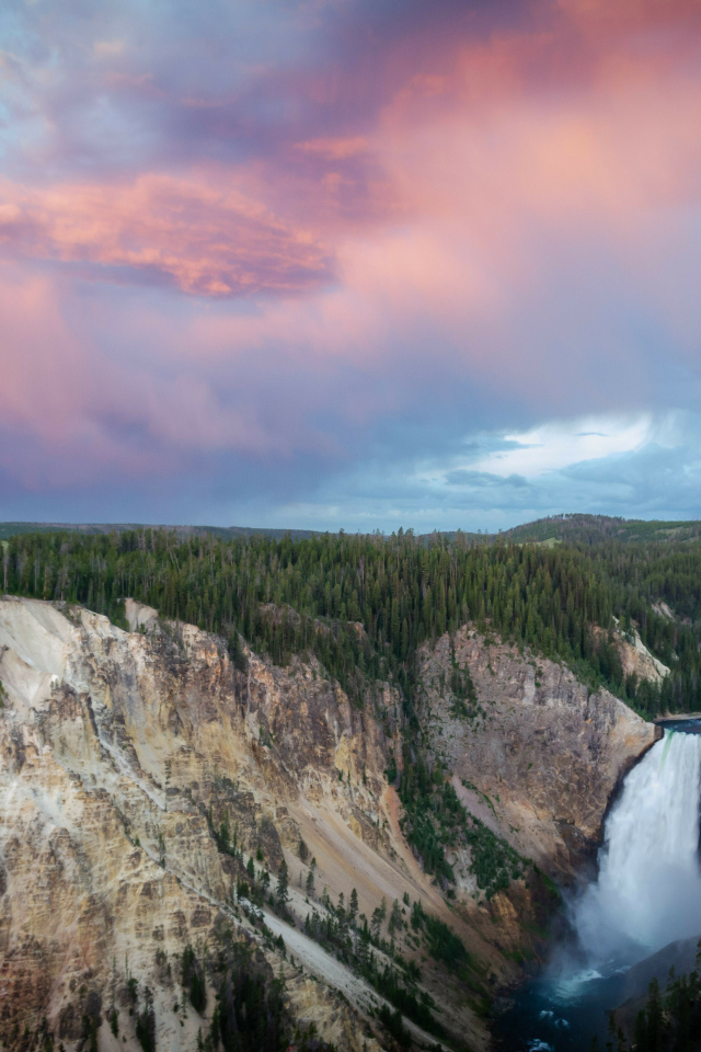 Водопад стекает с гор под красивым небом