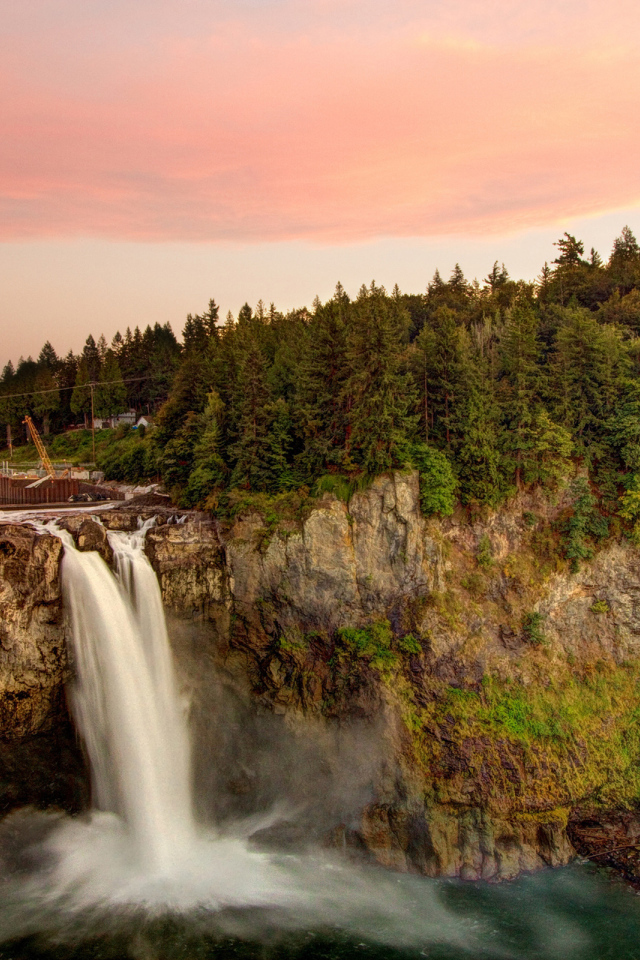 Водопад у покрытых соснами гор