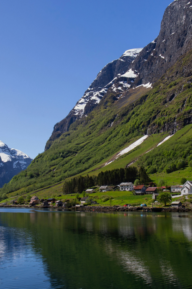 Красивый вид на фьорд под голубым небом