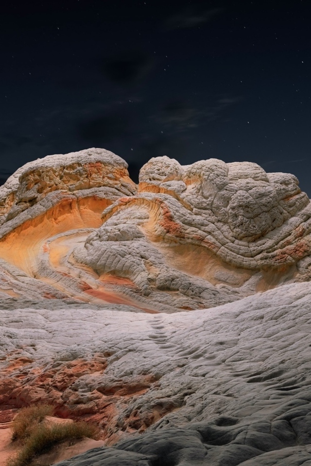 Каменное образование под звездным небом
