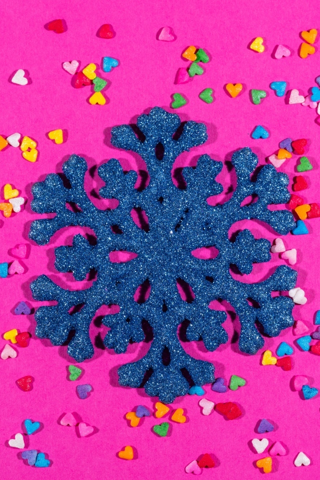 Большая синяя снежинка на розовом фоне с сердечками