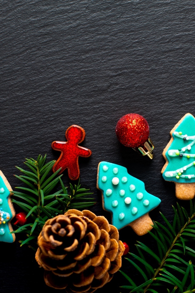 Новогоднее печенье с еловыми ветками на сером фоне