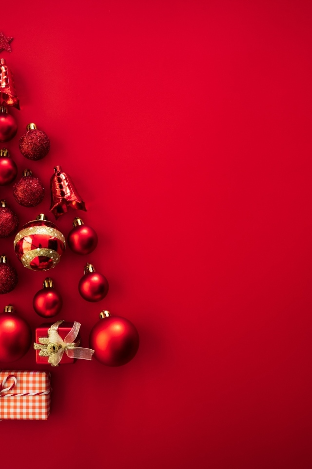 Елка из игрушек на красном фоне