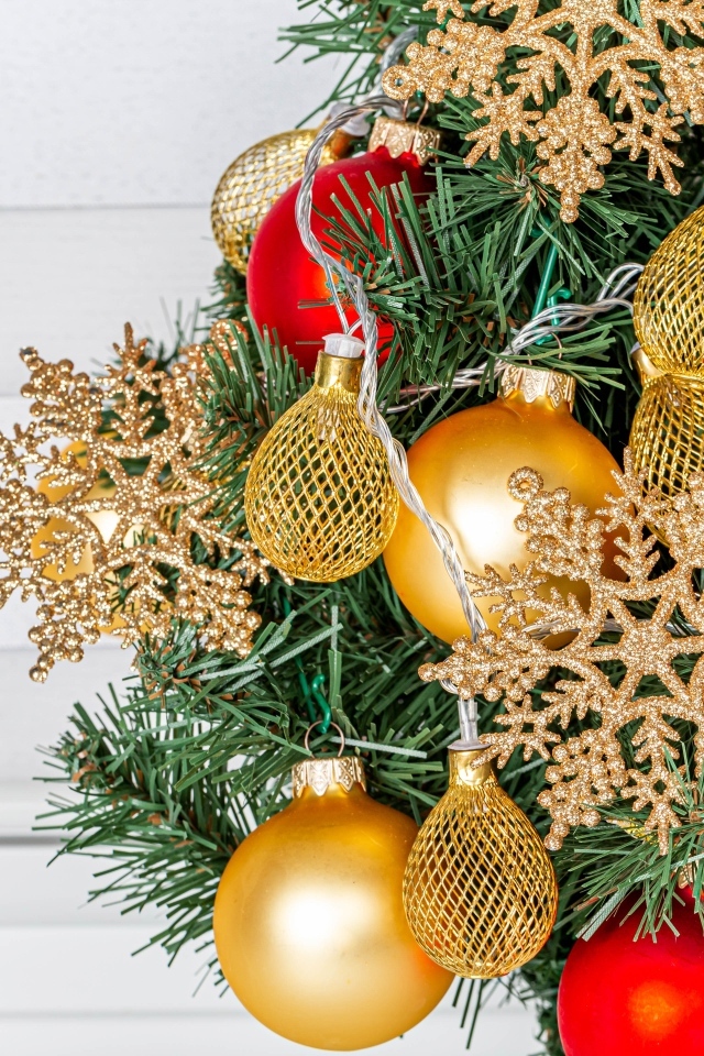 Еловые ветки и игрушки на новый год