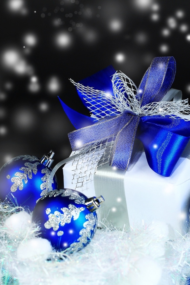 Подарок и красивые синие шарики на новый год 2024