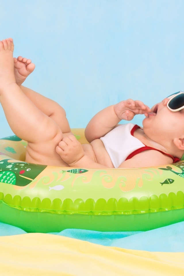 Ребенок лежит в спасательном круге 