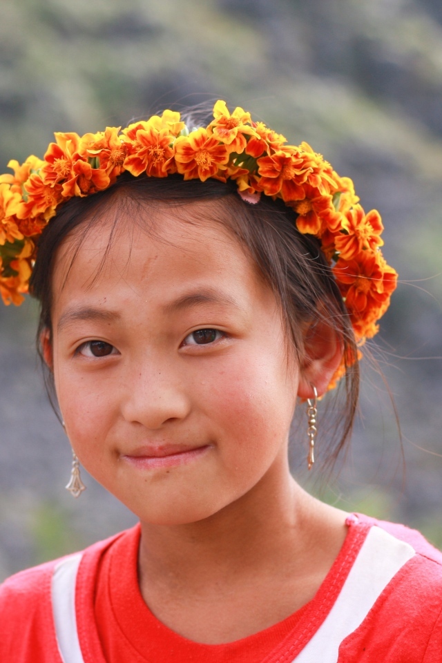 Девочка азиатка в венке на голове