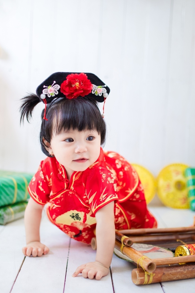 Девочка азиатка в национальном костюме