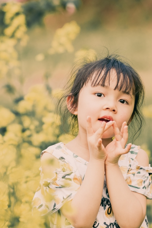 Девочка азиатка в желтых цветах