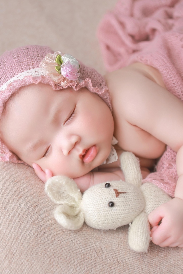 Девочка азиатка спит с игрушечным зайцем