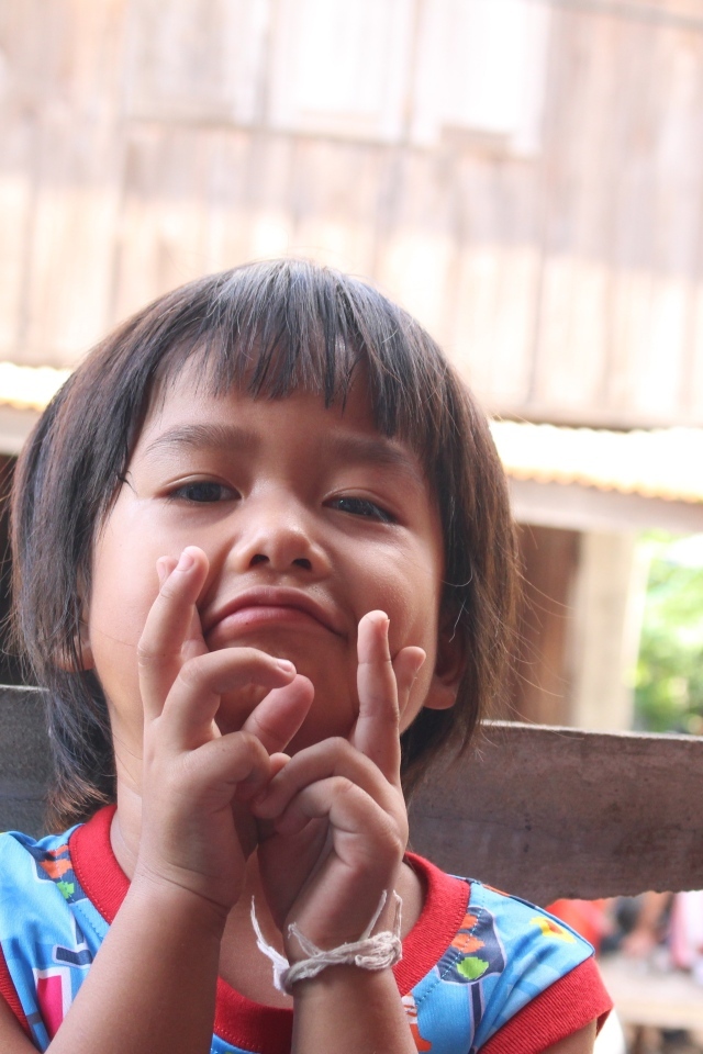 Девочка азиатка с руками  у лица