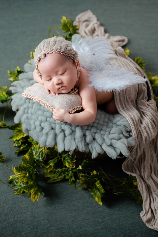 Новорожденный ребенок азиат в корзине