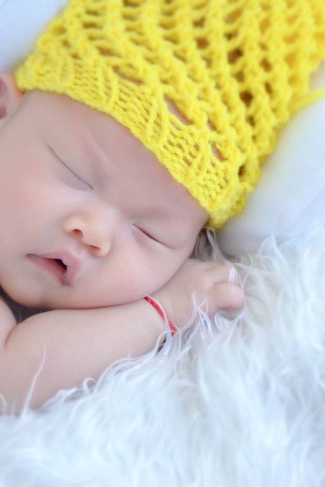 Грудной малыш в вязаной шапке