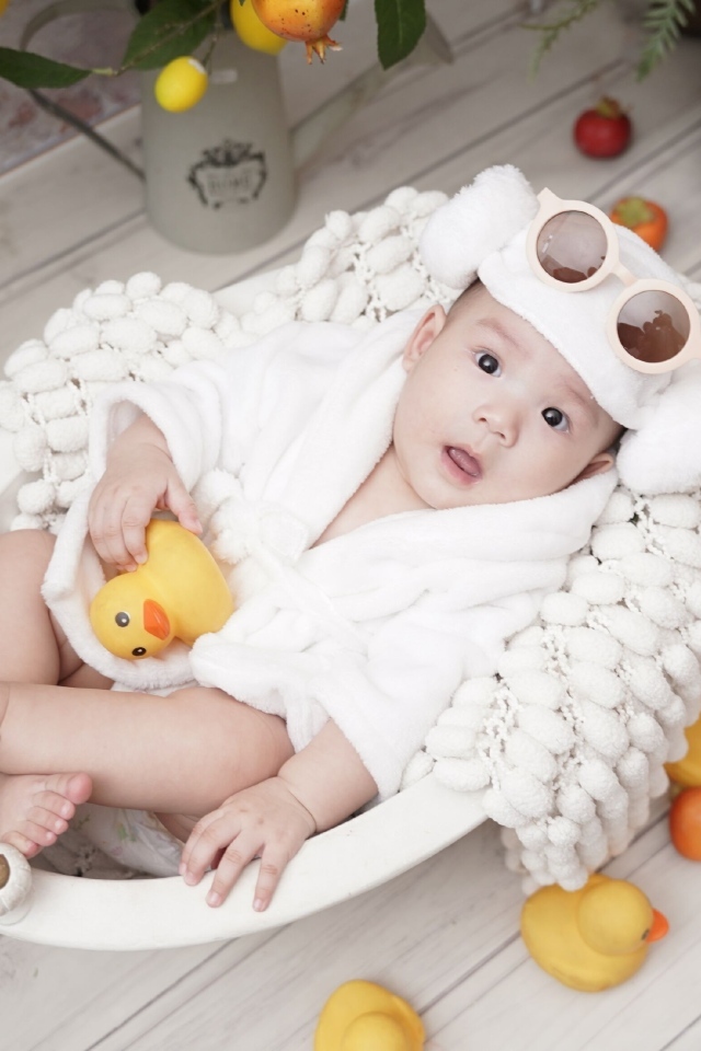 Ребенок в белой игрушечной ванной