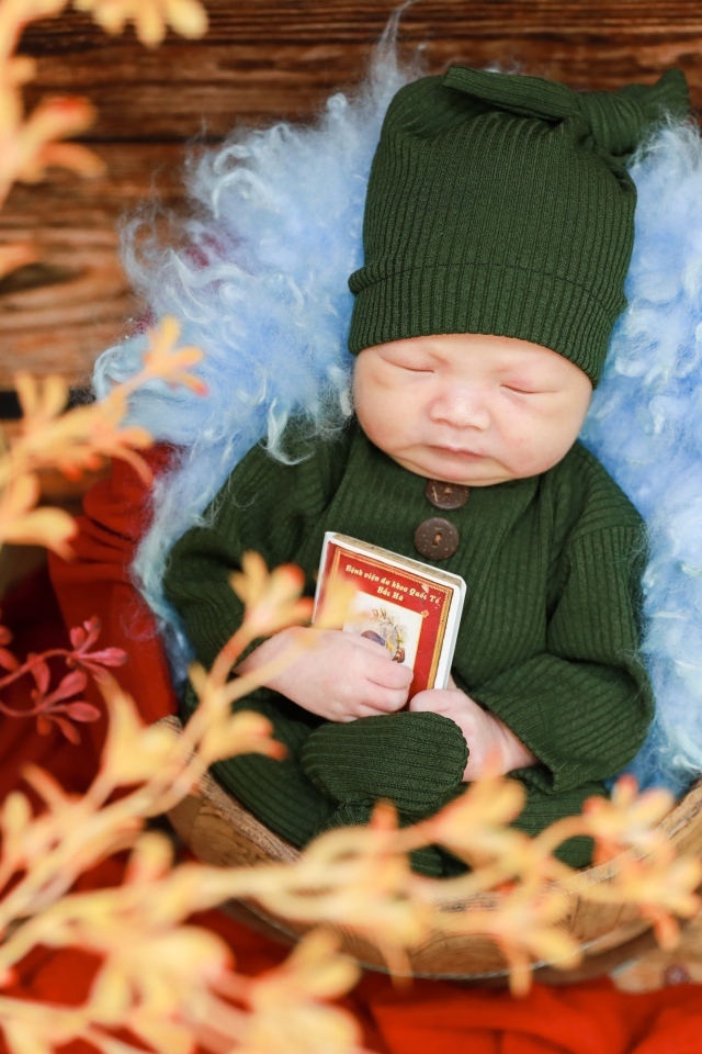 Ребенок спит в костюме с книгой