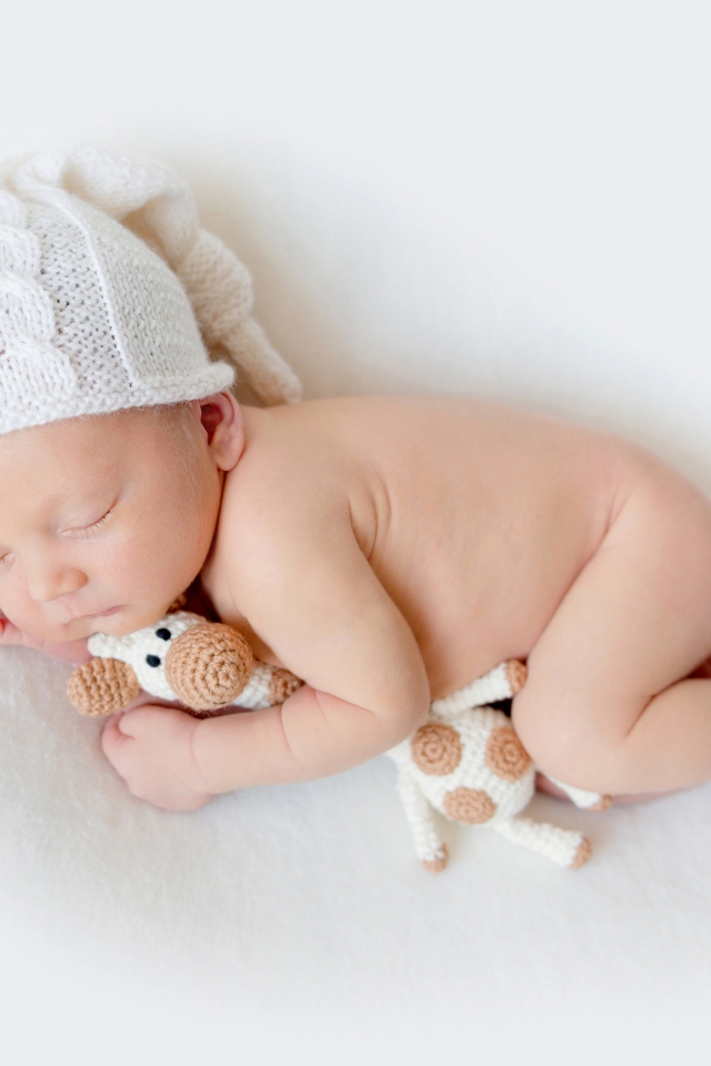 Ребенок спит с любимой игрушкой 