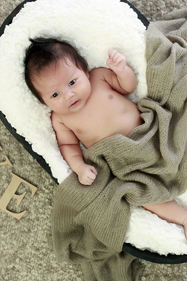 Красивый малыш с надписью любовь