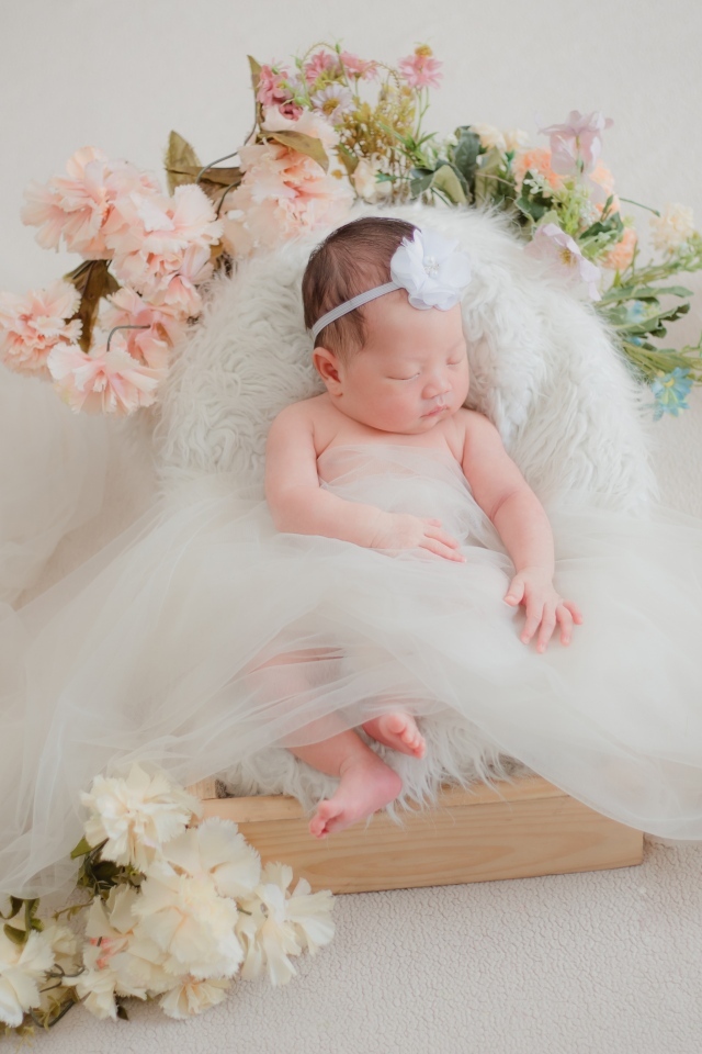 Красивая кровать с цветами для спящей красавицы