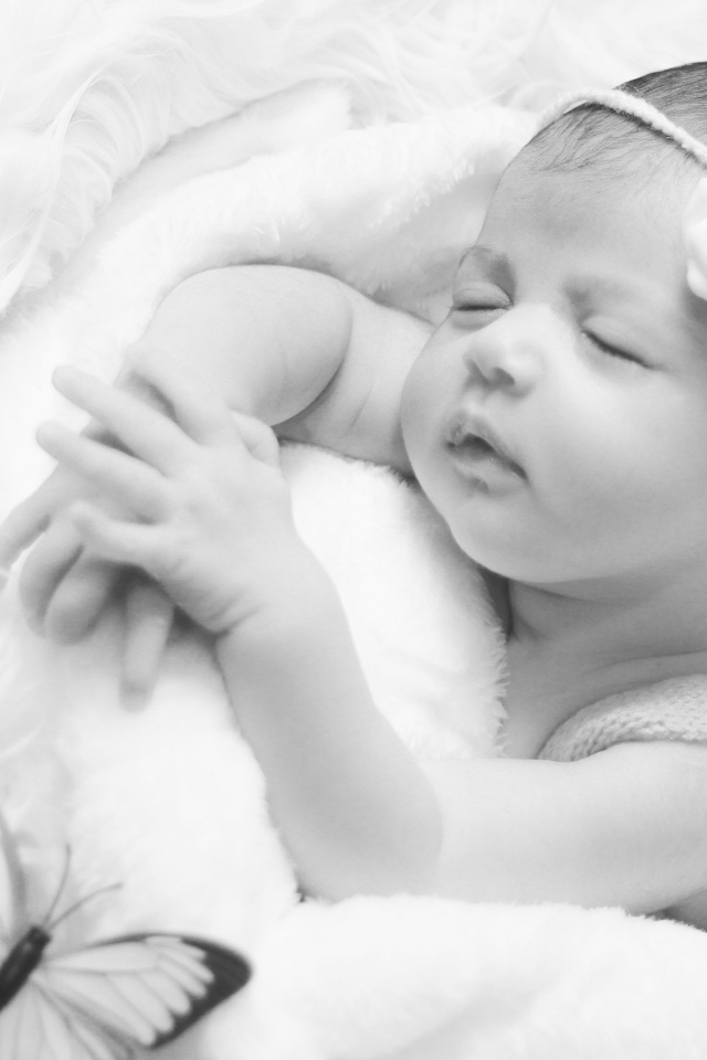 Красивое черно-белое фото новорожденной девочки