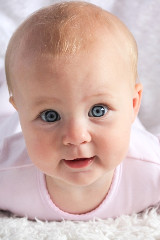 Красивая голубоглазая новорожденная девочка
