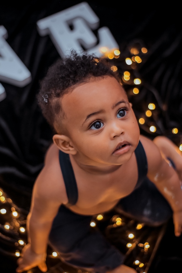 Красивый ребенок с гирляндой