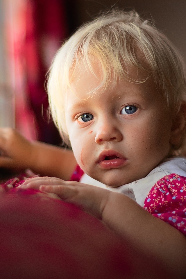 Красивая девушка с голубыми глазами