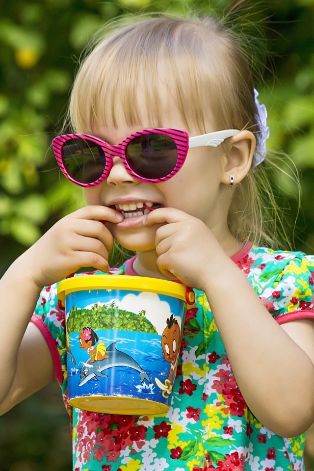 Красивая маленькая девочка в очках