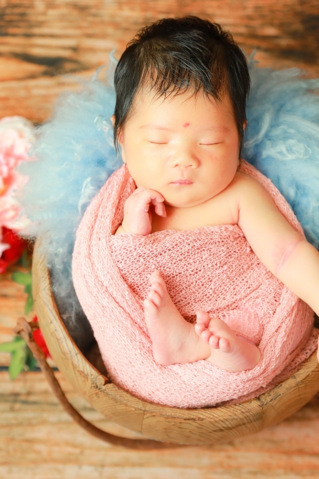 Красивый спящий ребенок с декором